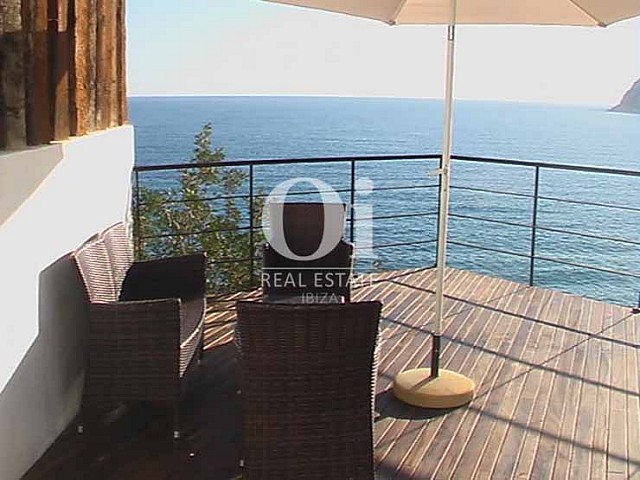 Zona chill out con vistas abiertas al mar de casa de alquiler de estancia en Es Cubells, Ibiza 