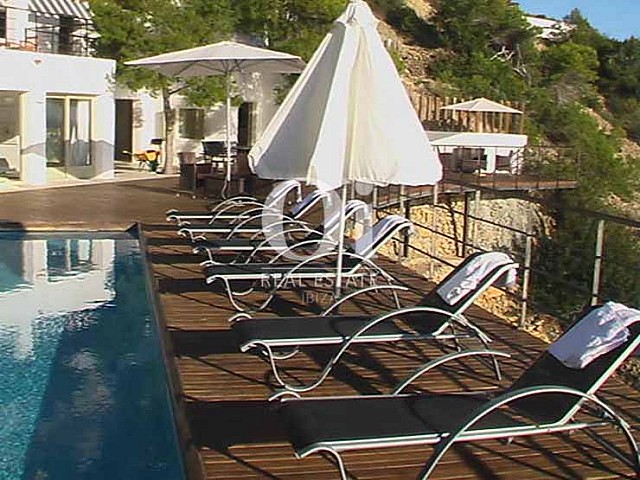 Blick auf den Poolbereich vom Haus zur Miete in Es Cubells, Ibiza