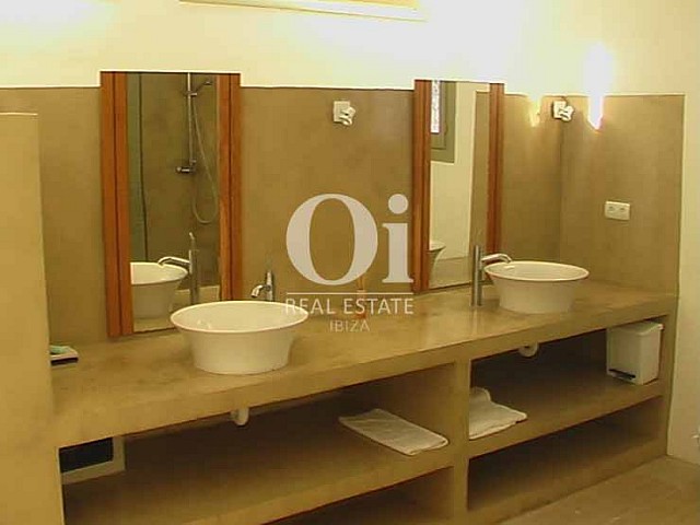 Комфортабельная и полностью оборудованная ванная комната на роскошной вилле в аренду на Ибице