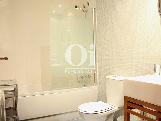 Светлая и стильная ванная комната в недавно отремонтированной квартире на продажу в сердце района Raval Барселоны