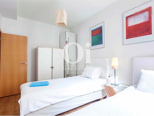 Dormitorio con dos camas de magnifico apartamento en venta en Raval