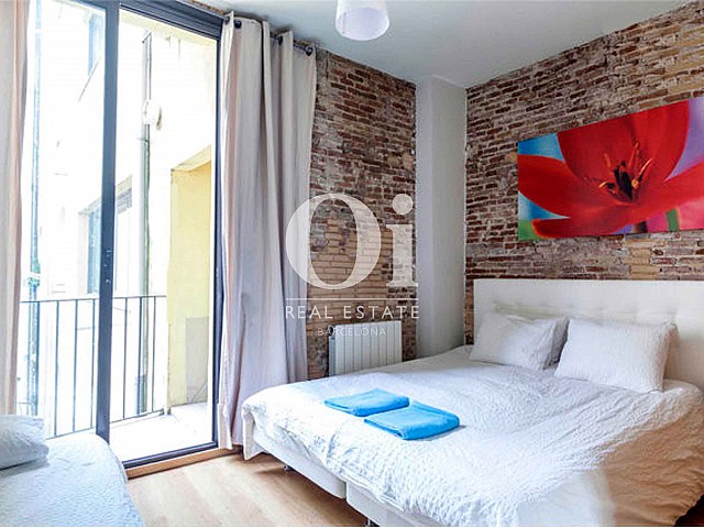 Чудесный и уютный дизайн спальни в недавно отремонтированной квартире на продажу в районе Raval