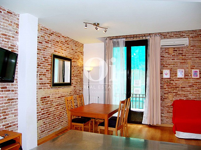 Уютная гостиная-столовая в недавно отремонтированной квартире в сердце района Raval в Барселоне