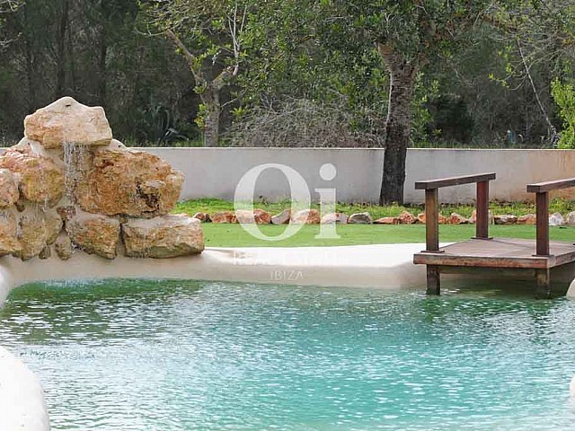 Piscina estanque de casa en alquiler vacacional en San Lorenzo, Ibiza 