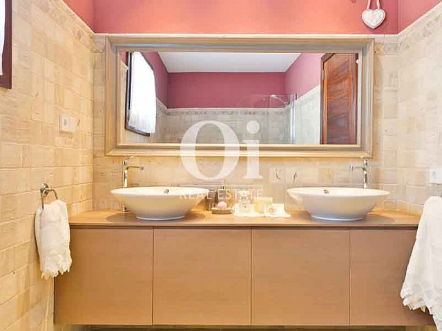 Просторная и удобная ванная комната на вилле в краткосрочную аренду на Ибице