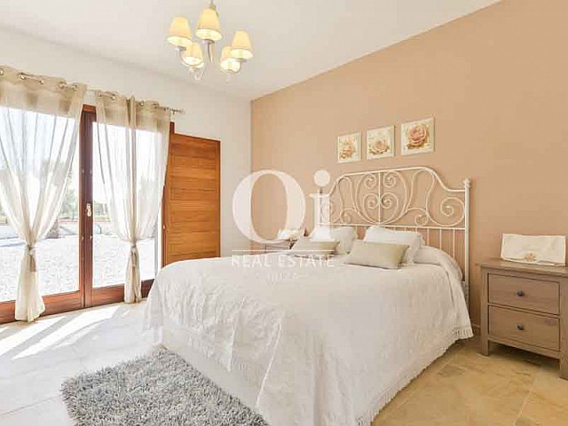 Blick in ein Schlafzimmer der Luxus-Villa in San Lorenzo, Ibiza