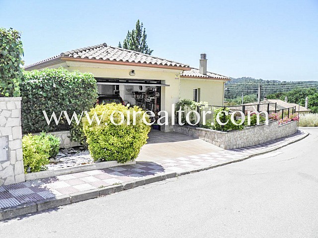 Haus zum Verkauf mit fünf Zimmern und nur wenige Kilometer von Lloret de Mar entfernt in der Urbanisation Aiguaviva Parc