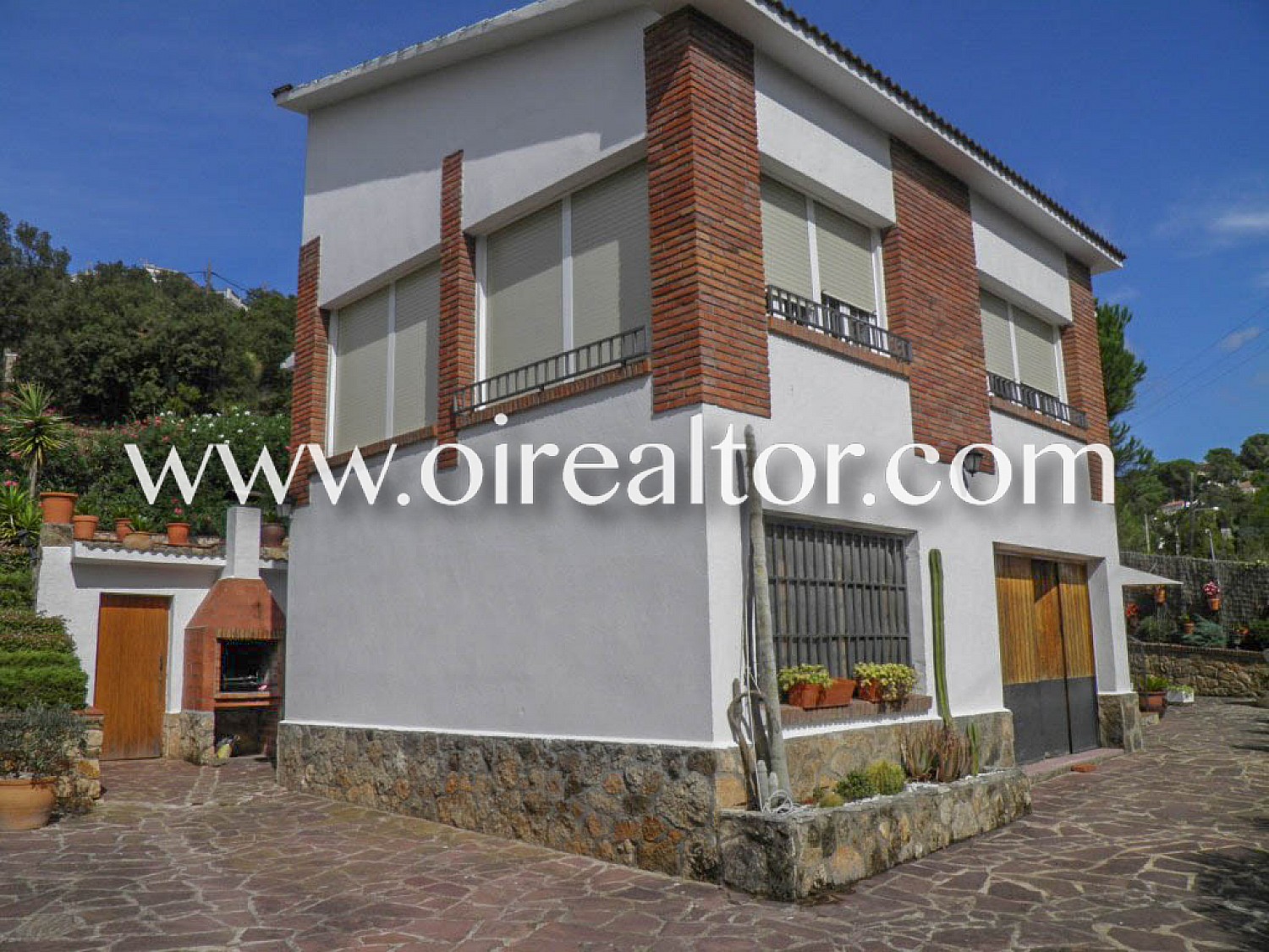 Дом для продажи на двух этажах и с собственным стилем в урбанизации Айгуавива в Видресе