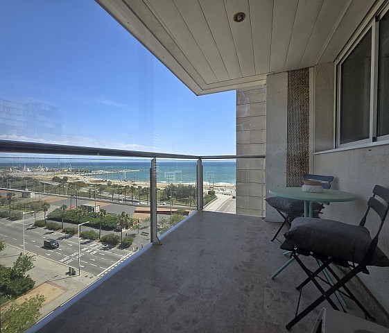 Piso en venta con terraza panorámica en el Front Marítim, Barcelona.