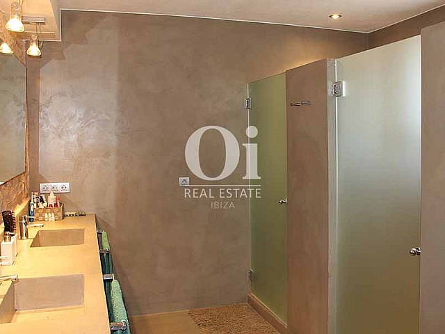 Комфортабельная, современная и стильная ванная комната на шикарной вилле в краткосрочную аренду на Ибице