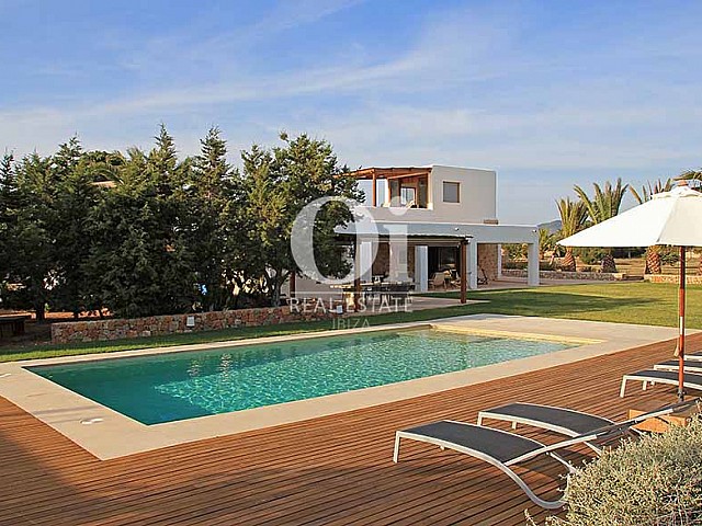 Piscina propia de maravillosa villa en alquiler en Ibiza