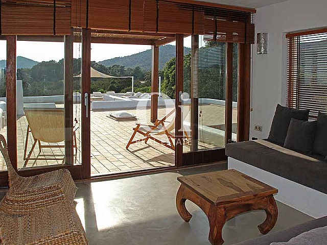 Blick auf den Wohnbereich der Villa zur Miete in Es Codolar, Ibiza