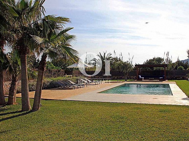 Blick auf den Poolbereich der Villa zur Miete in Es Codolar, Ibiza