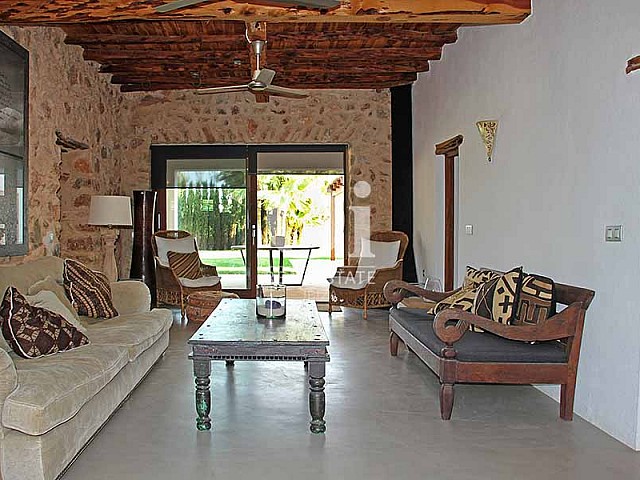 Sala de estar de maravillosa villa en alquiler en Ibiza
