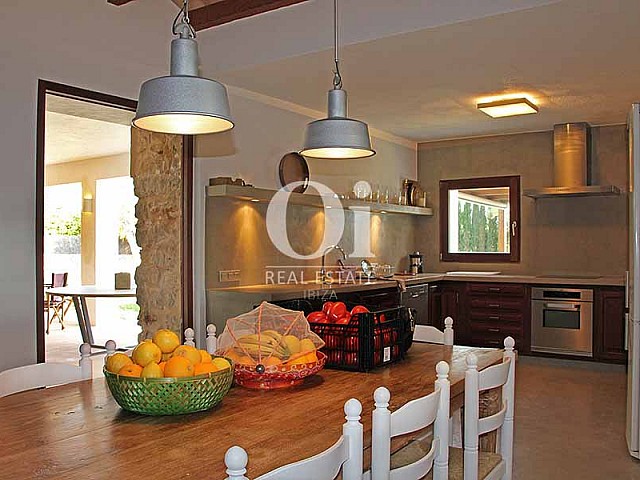 Blick in den Küchenbereich der Villa zur Miete in Es Codolar, Ibiza