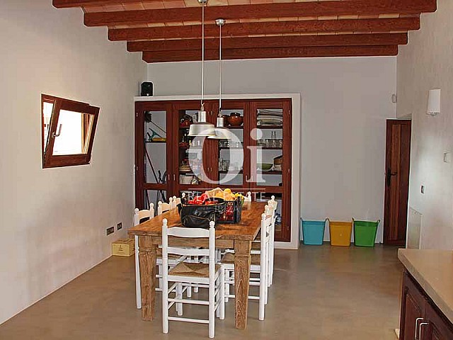 Blick in den Küchenbereich der Villa zur Miete in Es Codolar, Ibiza