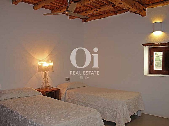 Blick in ein Schlafzimmer der Villa zur Miete in Es Codolar, Ibiza