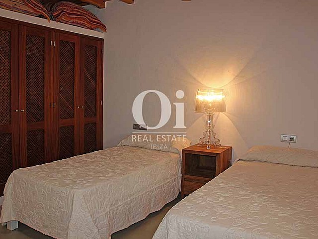 Dormitorio con dos camas de maravillosa villa en alquiler en Ibiza