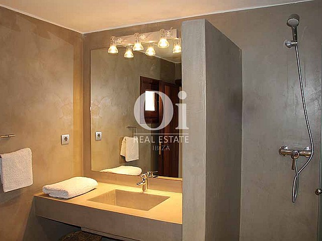 Комфортабельная, современная и стильная ванная комната на шикарной вилле в краткосрочную аренду на Ибице