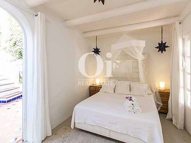 Blick in ein Schlafzimmer der Villa in Las Salinas, Ibiza