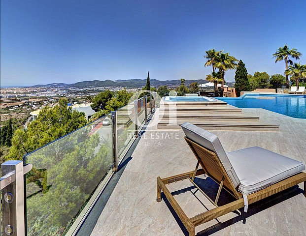 Terrasse et vues de villa à louer de séjour à Jesús, Ibiza 