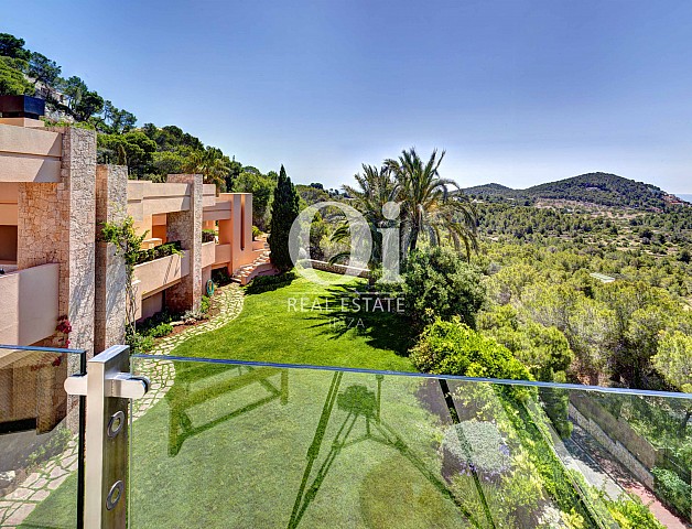 Blick auf den Außenbereich der Luxus-Villa zur Miete bei Ibiza-Stadt