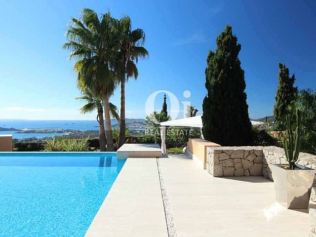Blick auf den Poolbereich der Luxus-Villa zur Miete bei Ibiza-Stadt