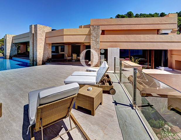 Blick auf die Fassade der Luxus-Villa zur Miete bei Ibiza-Stadt