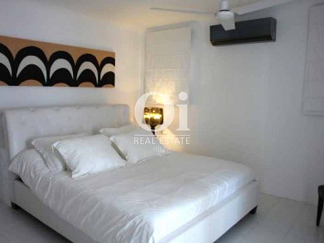 Blick in ein Schlafzimmer der Ferien-Villa zur Miete in Ses Salines, Ibiza