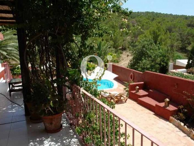 Terraza y vistas de casa en alquiler vacacional en Ses Salines, Ibiza 