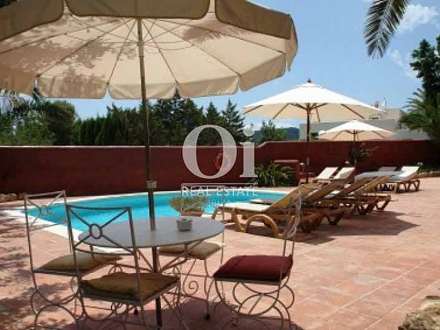 Terraza, hamacas y piscina de casa en alquiler vacacional en Ses Salines, Ibiza 