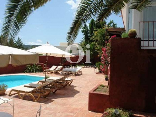 Piscina y terraza de casa en alquiler vacacional en Ses Salines, Ibiza 