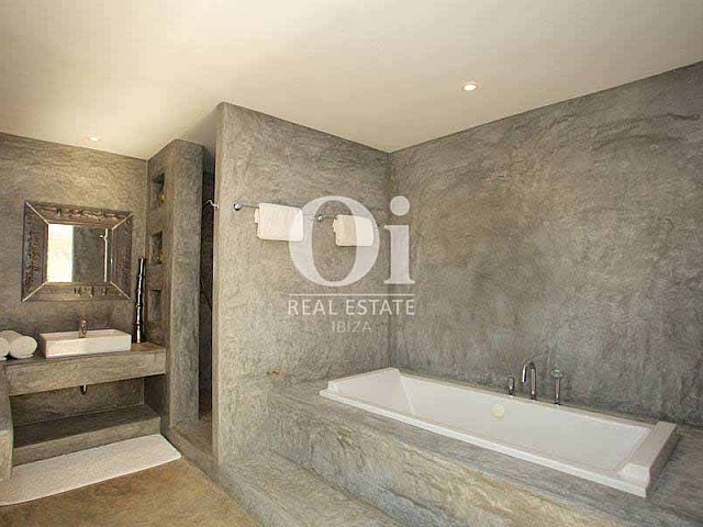 Полностью укомплектованная ванная комната на вилле, сдающейся в аренду в летний период в Les Salines, Ибица