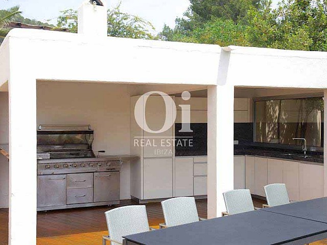 Cocina exterior de casa en alquiler vacacional en Ses Salines, Ibiza 