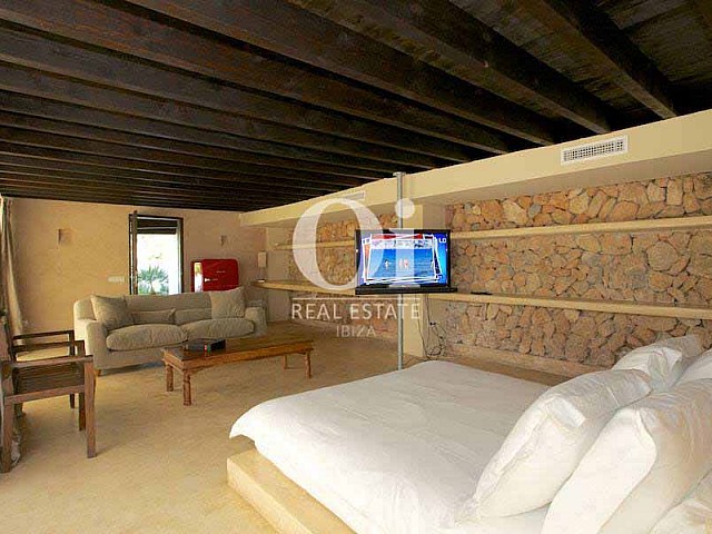 Blick in ein Schlafzimmer von der Villa zur Miete auf Ibiza