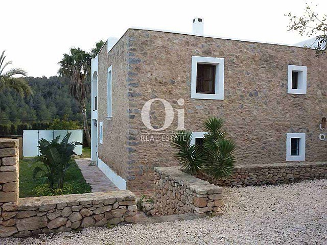Fachada de piedra de casa estilo payés en alquiler de estancia en San José, Ibiza