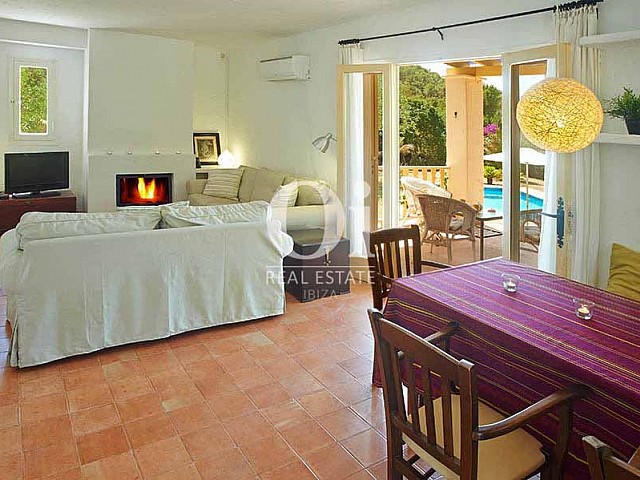 Blick in das Wohn-/Esszimmer vom Landhaus zur Miete auf Ibiza