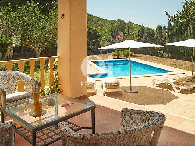 Terraza y piscina de villa en alquiler vacacional en Ses Salines, Ibiza 