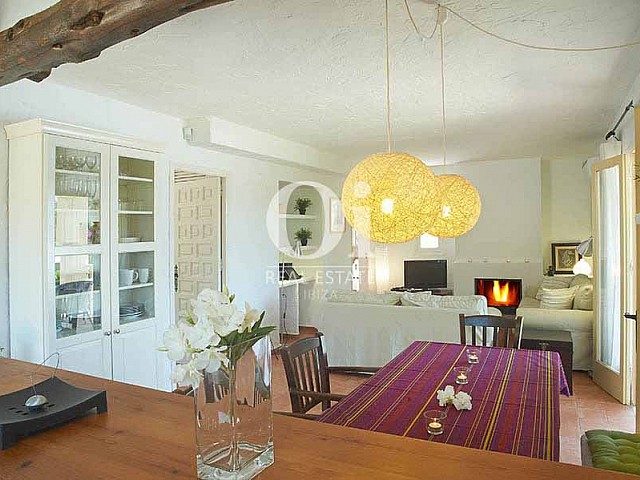 Уютный дизайн гостиной-столовой в прекрасной вилле в деревенском стиле в краткосрочную аренду на Ибице