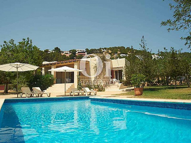 Piscina y vistas de casa en alquiler vacacional en Ses Salinas, Ibiza 
