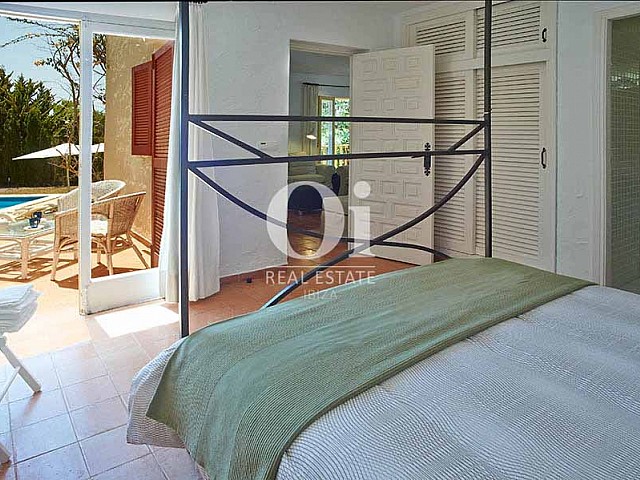 Habitación con acceso a la terraza y piscina de casa en alquiler de estancia en Las Salinas, Ibiza 