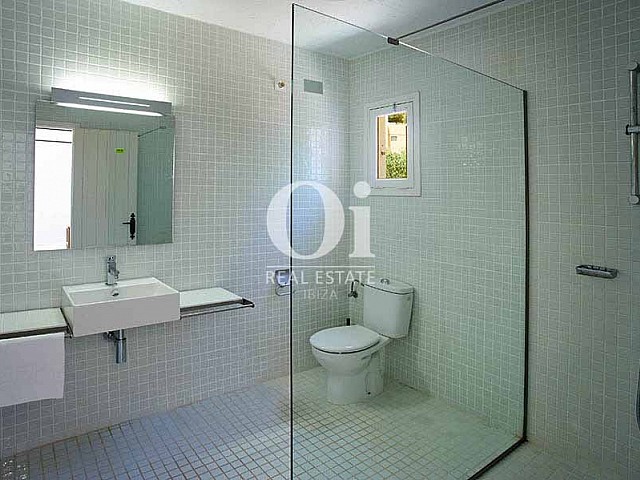 Современная ванная комната на чудесной вилле в деревенском стиле в краткосрочную аренду на Ибице