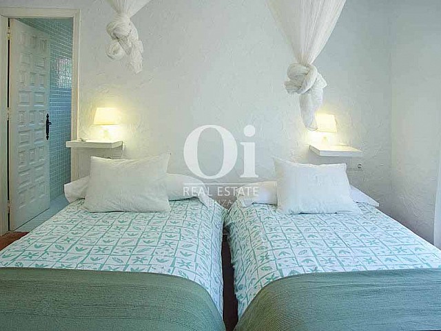 Estancia con dos camas de villa en alquiler vacacional en Salinas, Ibiza