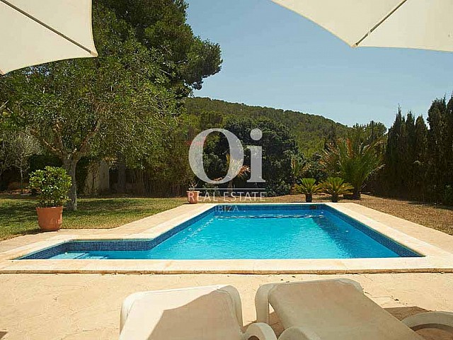 Blick auf den Pool vom Landhaus zur Miete auf Ibiza