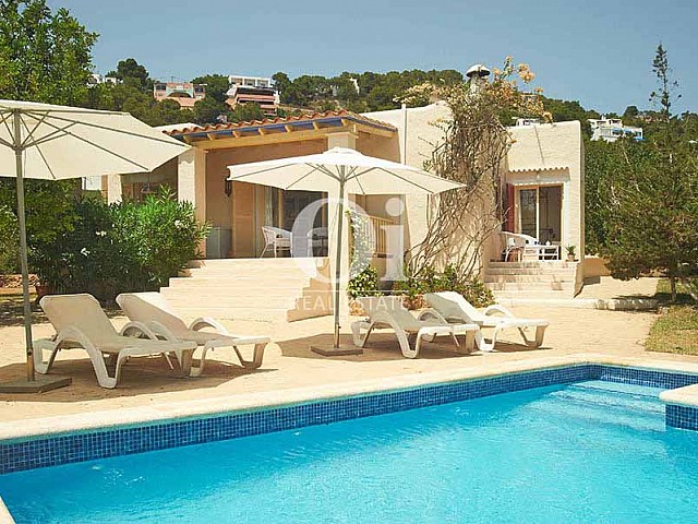 Blick auf den Poolbereich vom Landhaus zur Miete auf Ibiza
