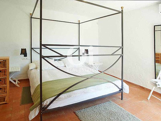 Dormitorio de matrimonio de casa en alquiler de estancia en zona Ses Salines, Ibiza