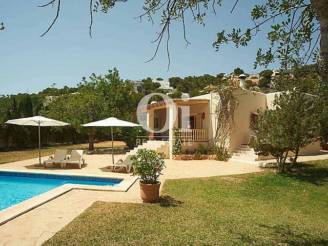 Blick auf den Poolbereich vom Landhaus zur Miete auf Ibiza