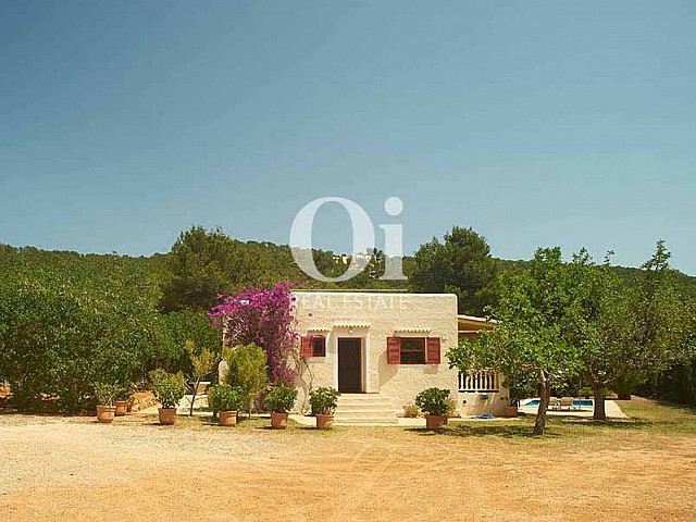 Blick auf die Fassade vom Landhaus zur Miete auf Ibiza