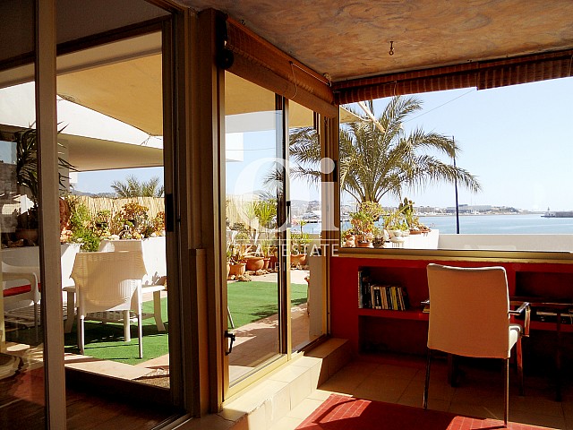 Vistas a la playa desde sala de estar de casa en alquiler vacacional en Ibiza 