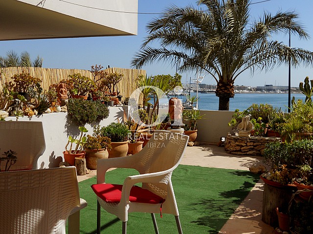 Terraza con vistas al mar de casa en alquiler de estancia en Ibiza 